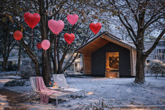 Rot-Rosa geschmückter, verschneiter Saunagarten, zu Valentinstag