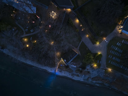 Saunagarten bei Nacht aus der Vogelperspektive.